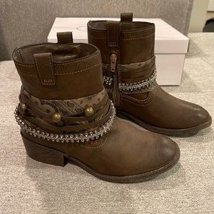 Steve Madden girls Jzinniah stone boots. Size 3 Brand new never worn